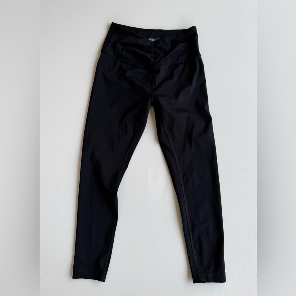 ✨Victorias Secret Sport Cropped Black V- Waisted Leggings✨
Size: Small - Picture 2 of 9